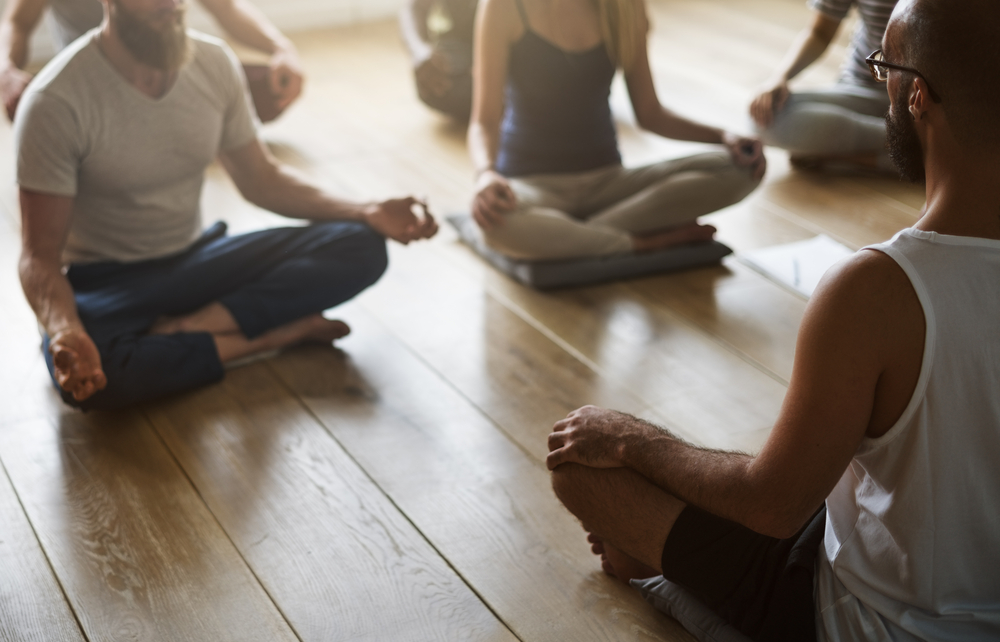 beneficios de práctica de yoga