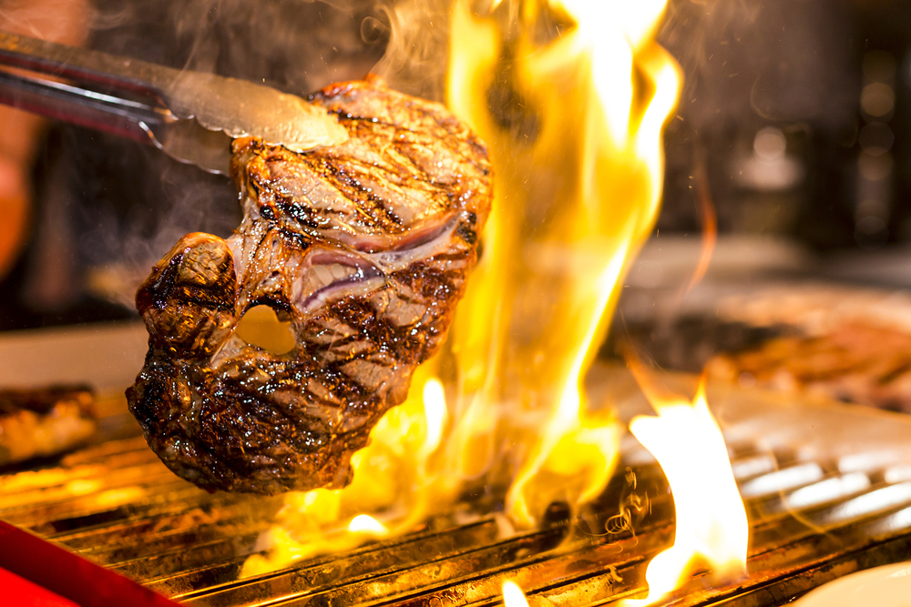 trucos y secretos para encender el carbón para asar carne